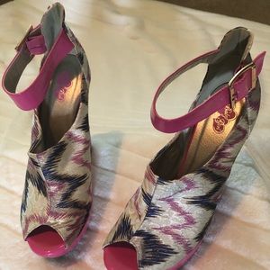 🔥2/$45. NWT. Wedge heels with pink strap